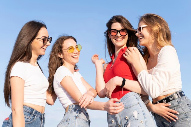 Groupe d'amis s'amusant à la plage