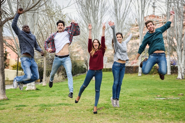 Photo gratuite groupe d'amis sautant à la fois