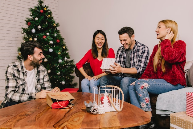 Groupe d&#39;amis se faisant des cadeaux