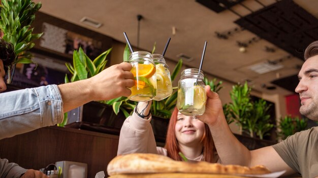 Un groupe d'amis se reposant dans un pub. Manger, boire, manger sur la table. Amitié