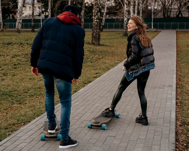 Groupe d'amis skateboard à l'extérieur