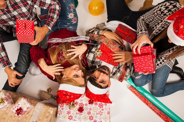 Photo gratuite groupe d'amis sur le sol avec des cadeaux