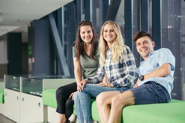 Groupe d&#39;amis, souriant à la caméra