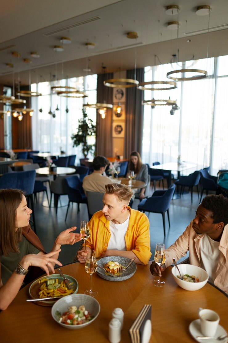Photo gratuit groupe d'amis en train de déjeuner ensemble au restaurant