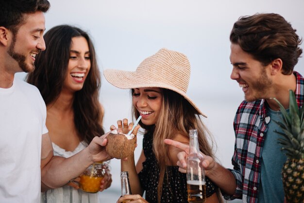 Groupe d&#39;amis en train de faire une fête sur la plage