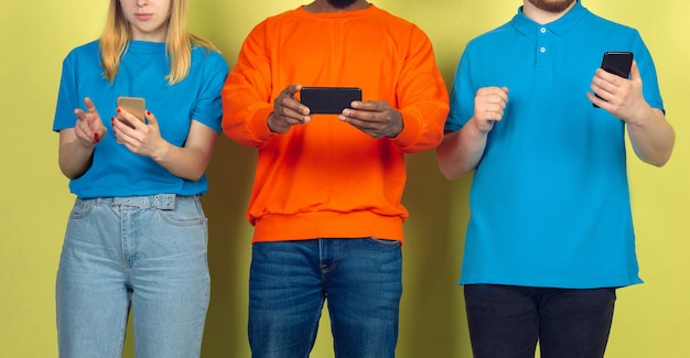 Groupe d'amis utilisant des smartphones mobiles. La dépendance des adolescents aux nouvelles tendances technologiques. Fermer.