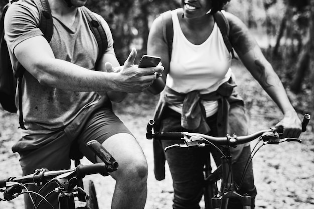 Groupe d&#39;amis à vélo ensemble