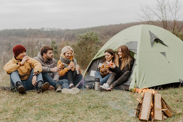 Groupe d'amis en voyage d'hiver avec tente