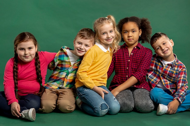 Groupe d'angle élevé de smiley pour enfants