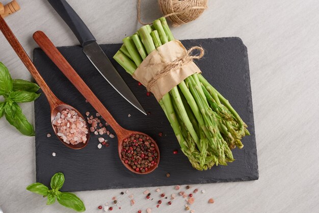 Groupe d'asperges fraîches sur la surface du bois