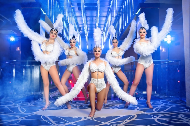 Groupe de belles danseuses en costumes de carnaval blanc