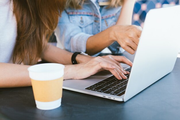 Groupe de belles femmes asiatiques freelance de smart business en vêtements décontractés, travaillant ensemble