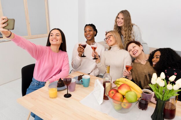 Groupe de belles femmes prenant un selfie