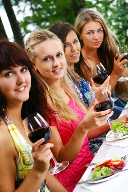 Groupe de belles filles buvant du vin