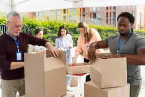 Photo gratuite groupe de bénévoles de la banque alimentaire caritative