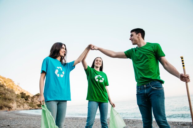 Groupe de bénévoles collecte des ordures sur la plage avec le concept de travail d&#39;équipe