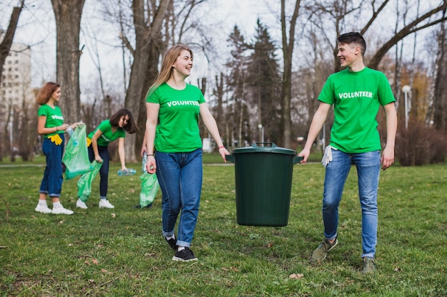 Photo gratuite groupe de bénévoles portant la poubelle