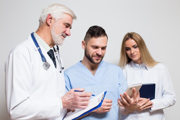 Groupe blanc gens arrière-plan caméra hôpital