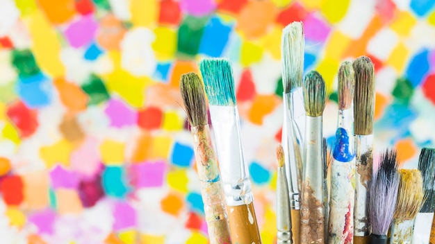 Groupe de brosses sur fond coloré