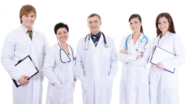 Groupe de cinq médecins réussis en riant debout ensemble