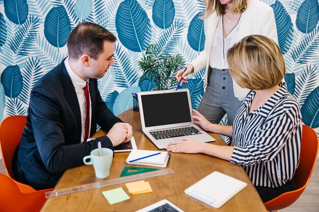 Groupe de collègues dans un bureau à la mode