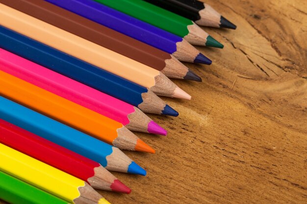 Groupe de crayons colorés sur la table