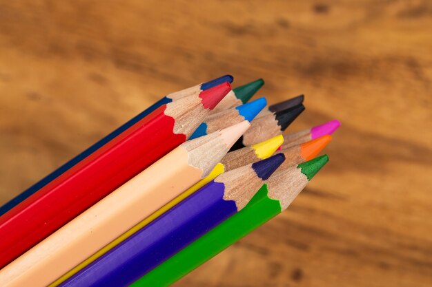 Groupe de crayons colorés sur la table