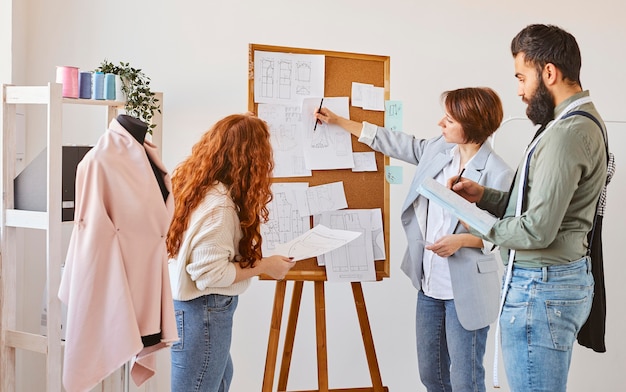 Groupe de créateurs de mode proposant des idées de ligne de vêtements