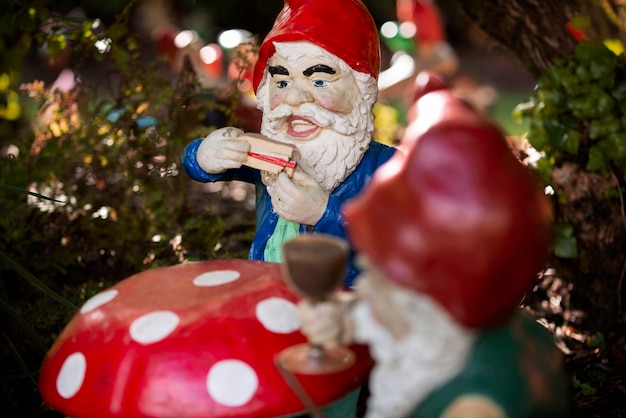 Groupe de différents nains de jardin drôles