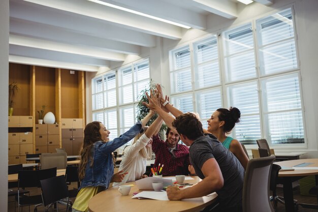 Groupe de dirigeants d&#39;entreprises donnant high five