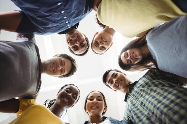 Photo gratuite groupe de dirigeants d'entreprises formant caucus