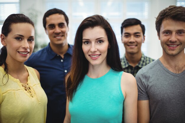 Groupe de dirigeants d&#39;entreprises en souriant à la caméra