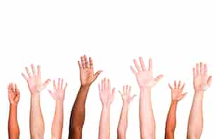 Photo gratuite groupe diversifié de mains levées