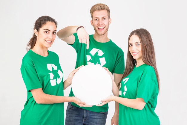 Groupe écologique de personnes debout ensemble