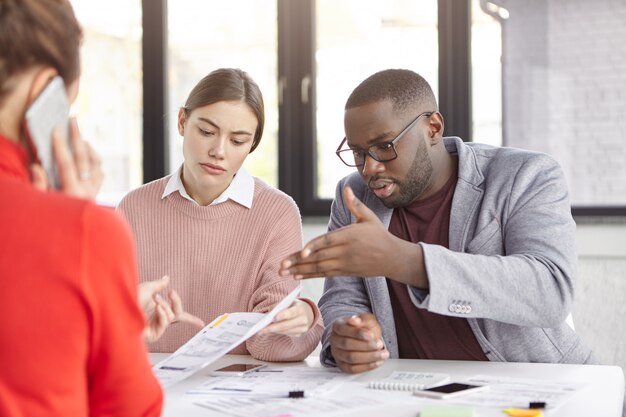 Groupe d'employés travaillant au bureau