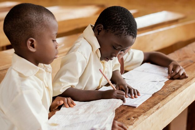 Groupe d'enfants africains apprenant ensemble