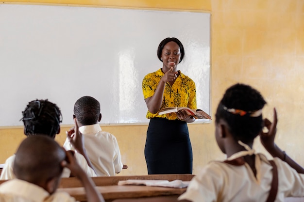 Groupe d'enfants africains prêtant attention à la classe