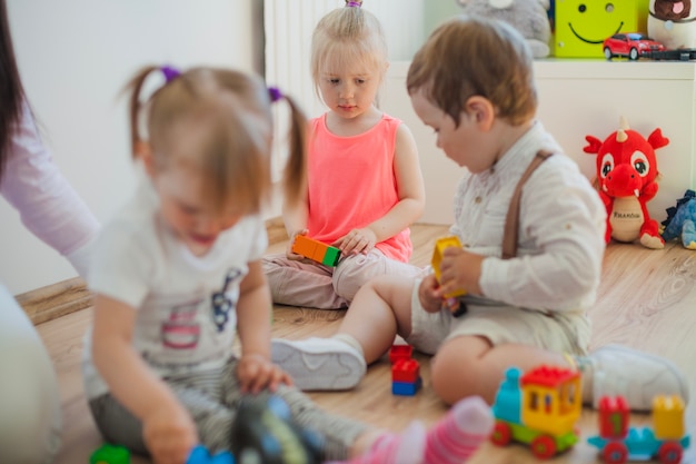 Groupe d&#39;enfants d&#39;âge préscolaire dans la salle de jeux