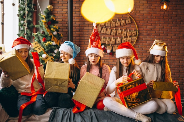 Groupe d&#39;enfants assis assis avec des cadeaux