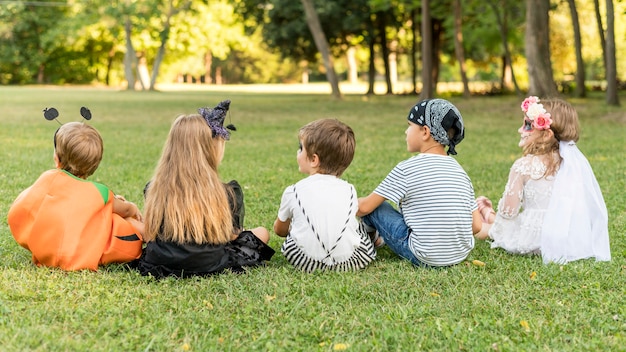 Groupe d'enfants avec des costumes