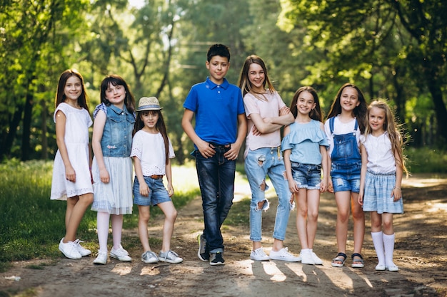 Groupe d&#39;enfants dans le parc