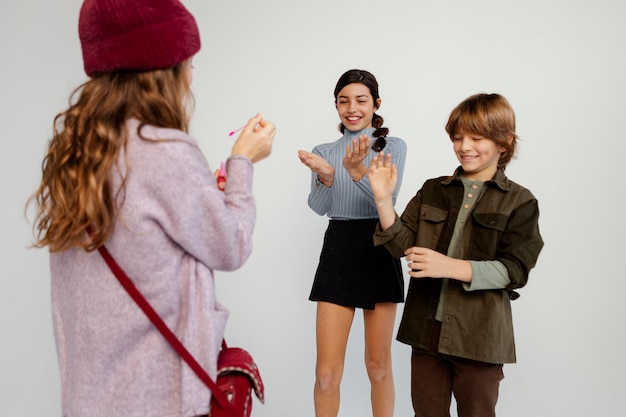 Photo gratuite groupe d'enfants jouant avec des bulles de savon