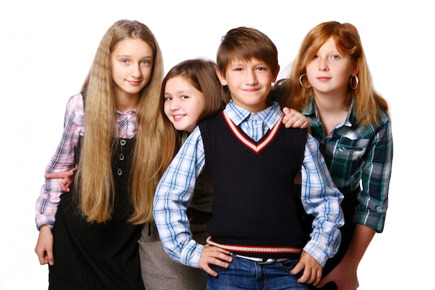 Groupe d'enfants mignons et heureux posant sur fond blanc