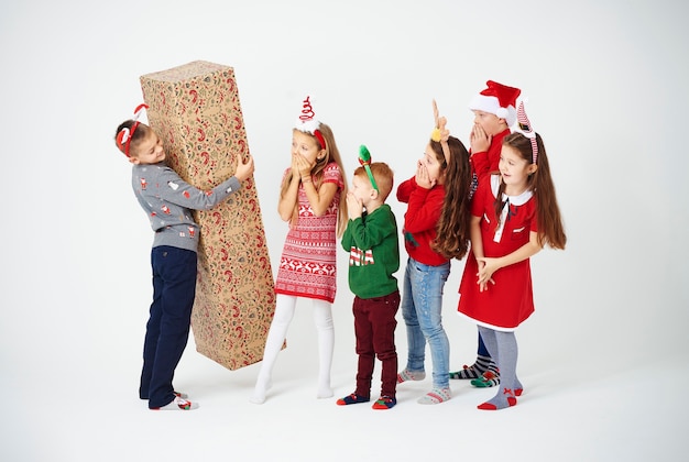 Groupe d'enfants préparant la surprise de Noël