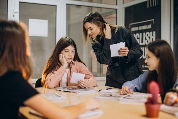 Groupe d'enfants qui étudient à l'école