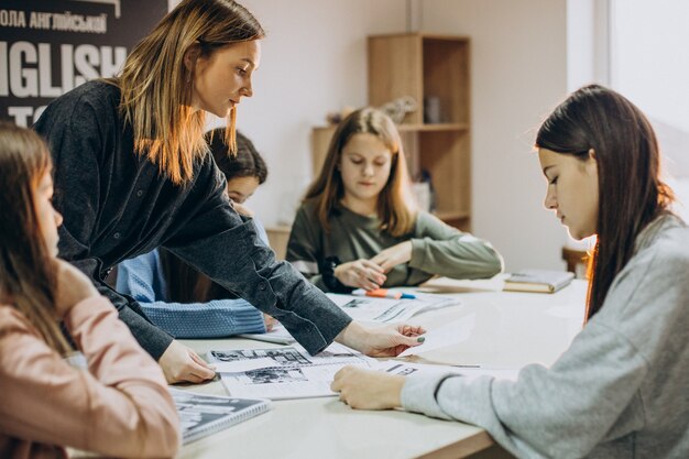 Groupe d'enfants qui étudient à l'école