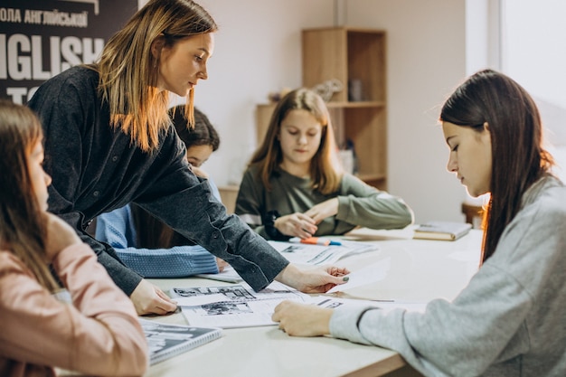 Groupe d'enfants qui étudient à l'école