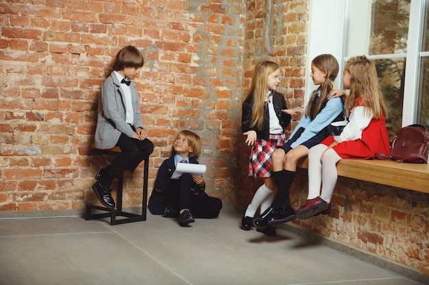 Groupe d'enfants qui passent du temps ensemble après l'école.