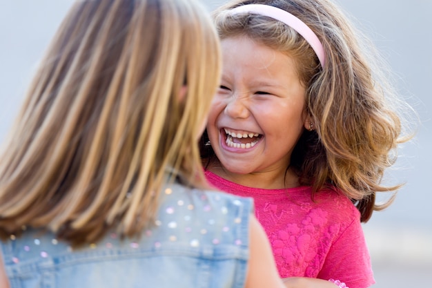 Un groupe d&#39;enfants s&#39;amuse dans le parc.