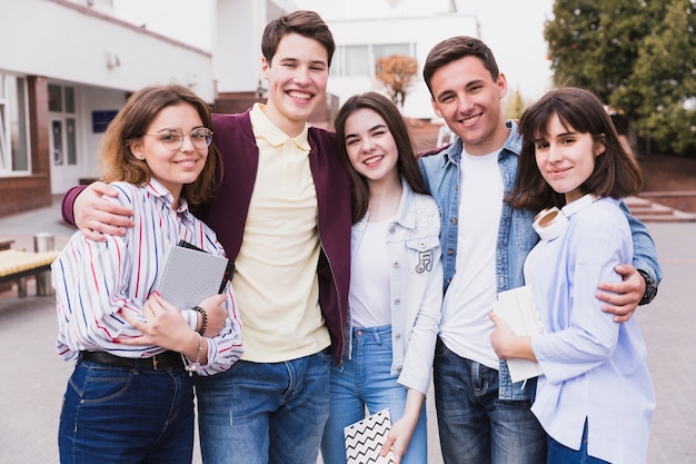 Groupe d&#39;étreindre des amis d&#39;université